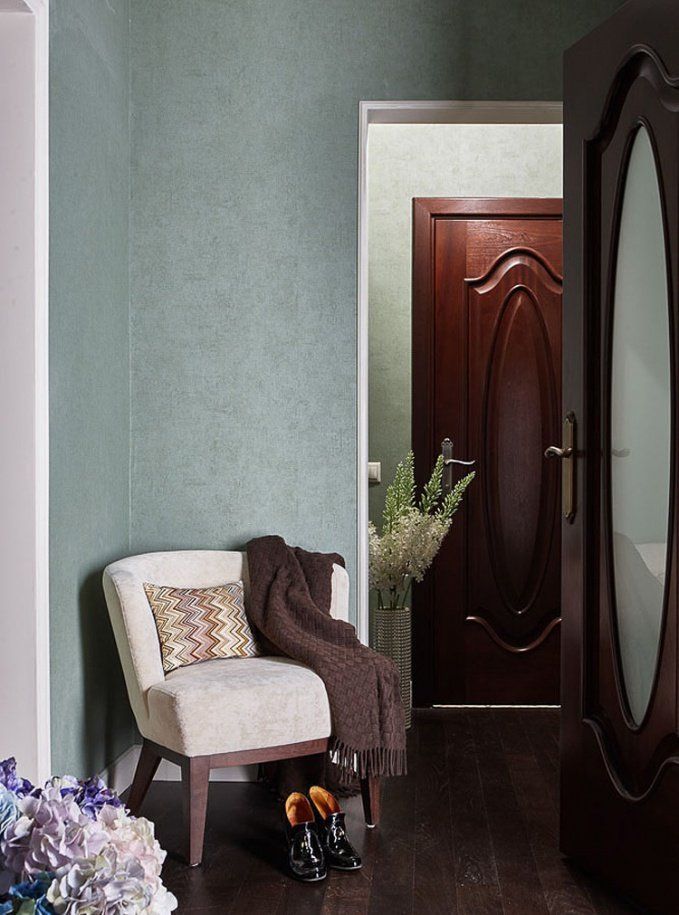 обои для стен Khroma и ARTE, бельгийская лепнина ORAC DECOR в "Идеальном ремонте"