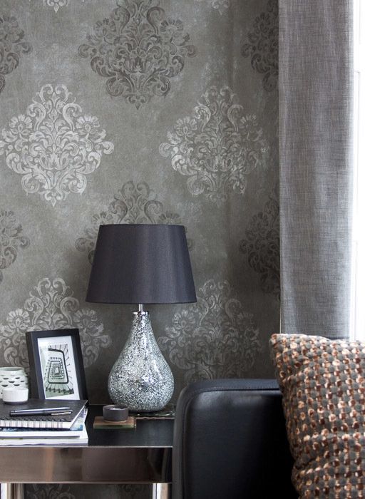 обои с дамасками от Fardis и однотонная льняная портьера обои с дамасками от Fardis и однотонная льняная портьера