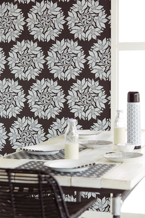 обои из коллекции Bloom с растительным орнаментом