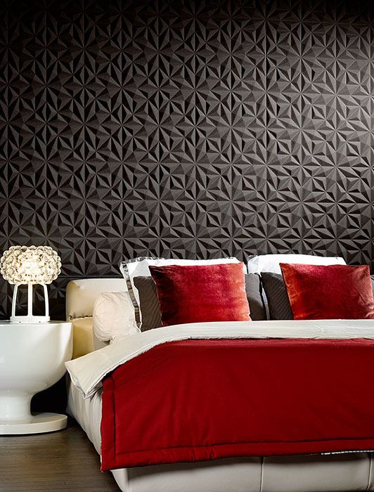 темные обои сочетаются со светлой мебелью и текстилем, коллекция Intrigue