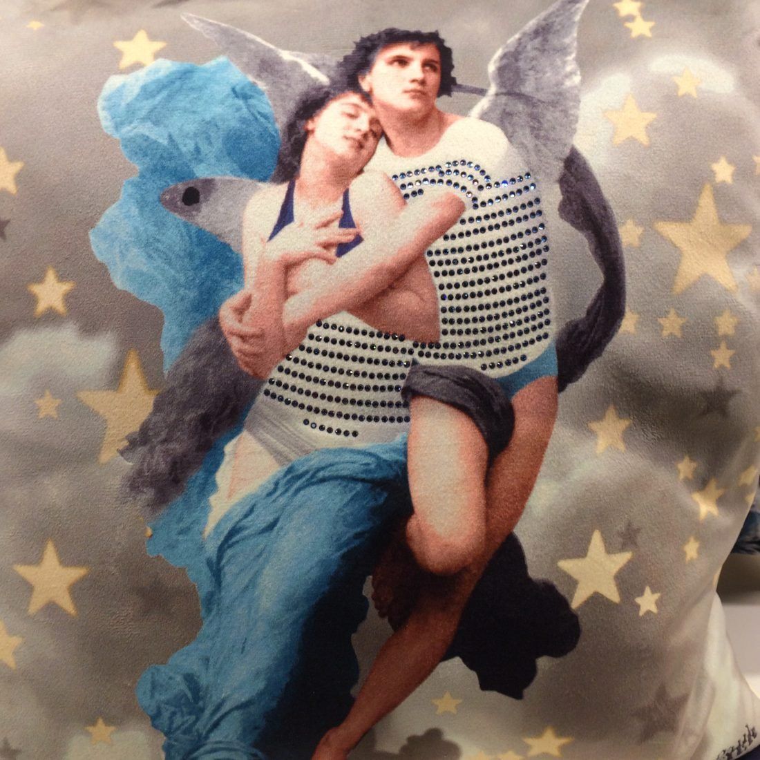 Мерцающие звезды и сверкающие стразы украшают излюбленные принты на шикарных тканях коллекций Jean-Paul Gaultier.