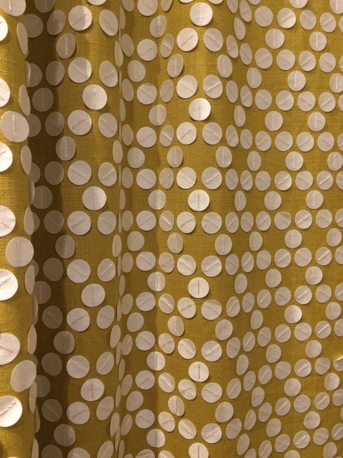 Крупные белые пайетки с перламутровым блеском украшают экологичную льняную ткань от HARLEQUIN.