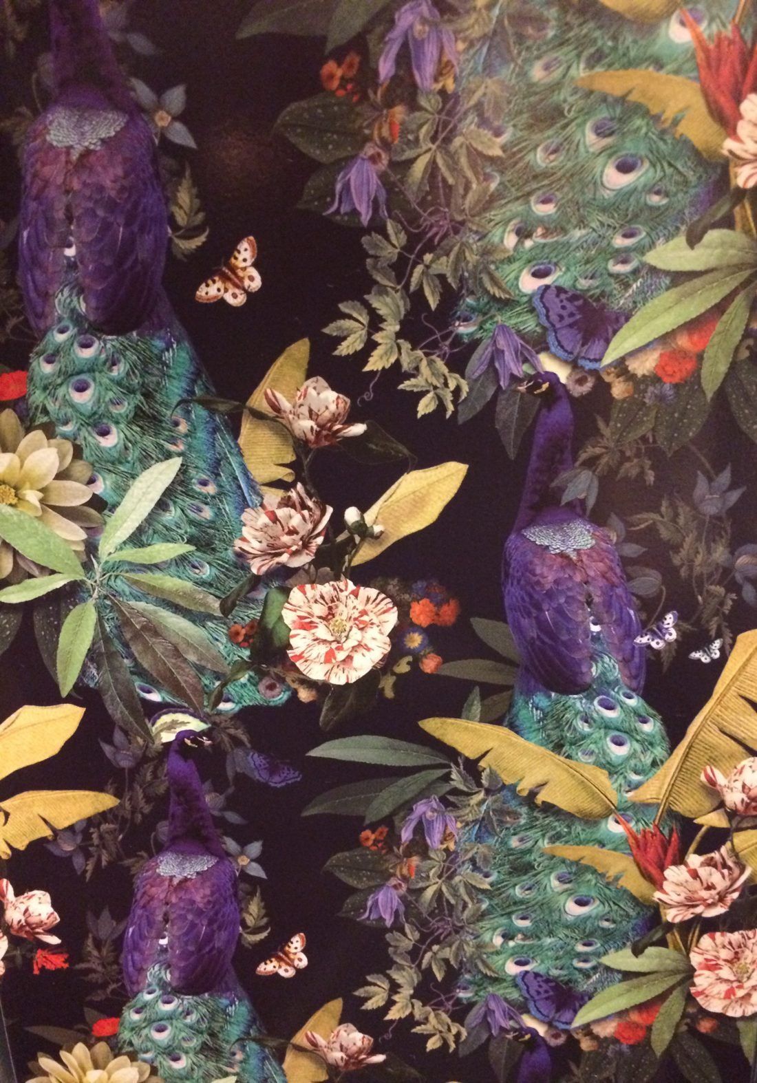 Ткань от Christian Fischbacher с огромным принтом роскошного павлина примечательна своей технологичностью – она обладает голографическим эффектом, преподнося традиционную экзотическую тематику в ультрасовременном ключе.