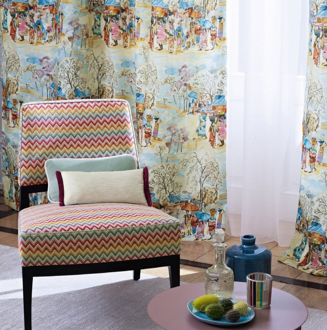 Marché Dakar – Partie de Campagne | Коллекция весна 2017 Marché Dakar (Рынок в Дакаре) передает атмосферу суеты и толчеи базарной площади в какой-нибудь экзотической стране. Яркие акварельные мотивы Marché Dakar создают жемчужину этой коллекции. Контрастные цветовые сочетания обыгрываются искусной вышивкой. Partie de Campagne Вдохновением для Partie de Campagne (Поездка за Город) послужила эпоха импрессионизма с ее любовью к рисованию на природе. Легкие, полупрозрачные ткани получили названия в честь знаменитых импрессионистов: Эдгар (Дега), Эдуард (Мане) и Клод (Моне). Природа правит здесь свой бал, награждая Partie de Campagne очарованием и скромной элегантностью.