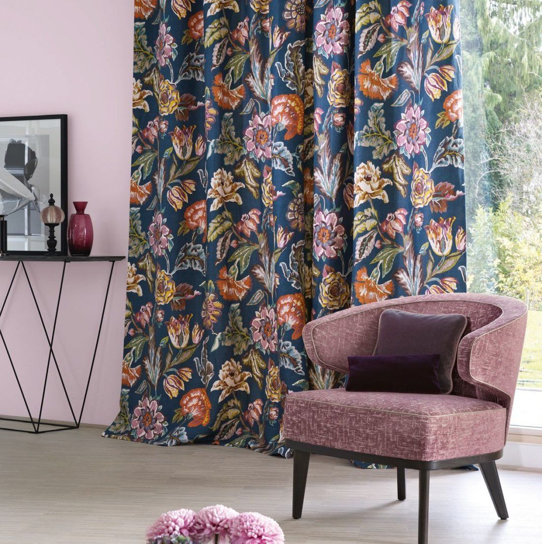 Cinema | Коллекция весна 2017 Новая коллекция Zimmer + Rohde полна выразительных красок и элегантных узоров, отсылающих к золотой эре кинематографа с его гламурными звездами. Выразительный цветочный дизайн, вытканный глянцевым волокном искусственной рафии, выделяется на элегантном матовом фоне. Здесь нашлось место и цветочным, живописным дизайнам на нежном матовом фоне, и блестящим роскошным тканям с абстрактными узорами в стиле модерн.