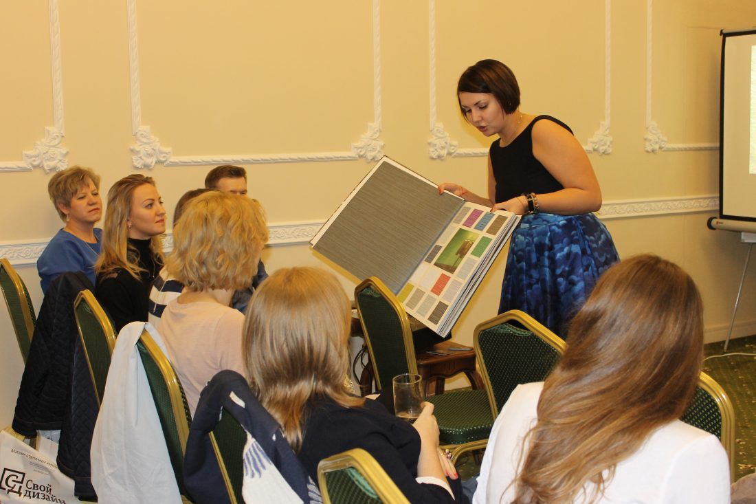 менеджер Ампир Декор Евгения Савченко на семинаре по обоям Arte в шоу-руме Cвой Дизайн