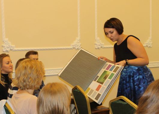 менеджер Ампир Декор Евгения Савченко на семинаре по дизайнерским обоям Arte в шоу-руме "Свой Дизайн"