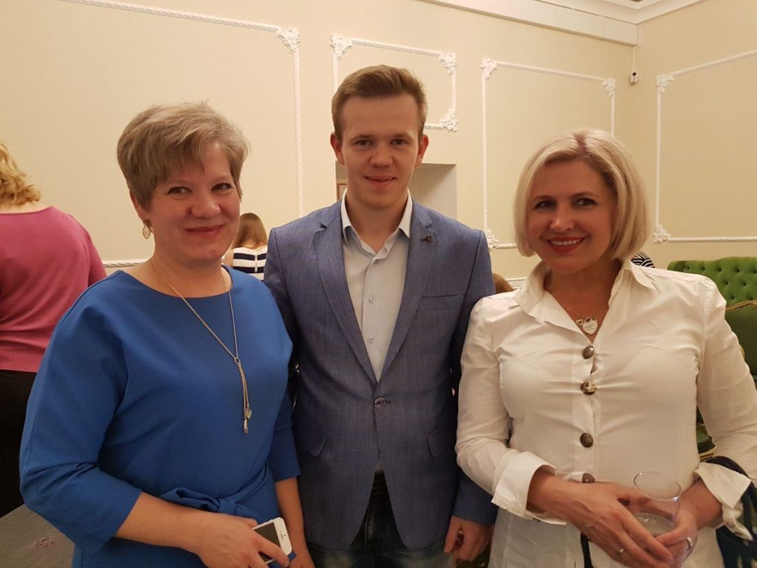 арт-директор шоу-рума "Свой Дизайн" Ольга Углова (слева) с гостями семинара 