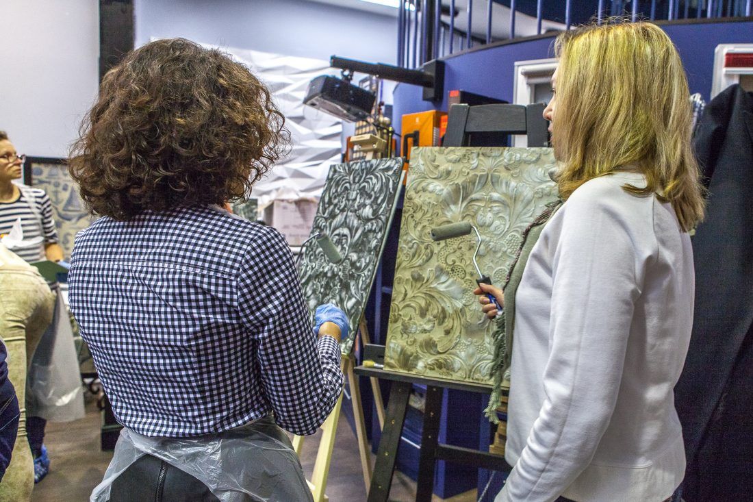 мастер-класс по декорированию настенных покрытий Lincrusta в Центре Дизайна Мануфактура 5 Ампир Декор