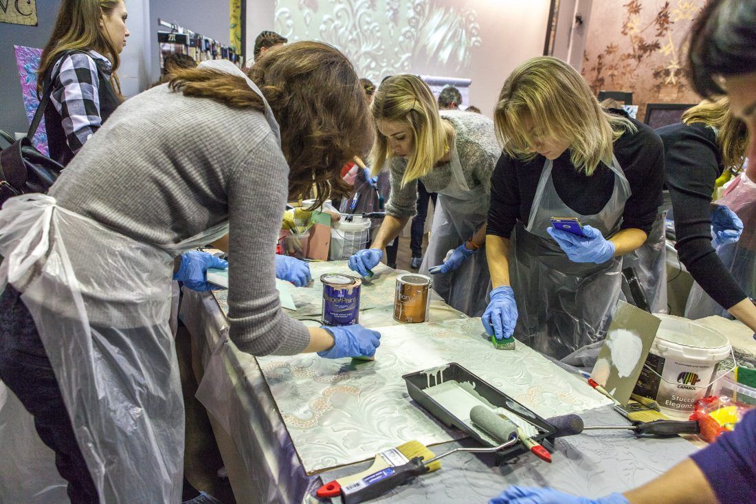 мастер-класс по декорированию настенных покрытий Lincrusta в Центре Дизайна Мануфактура 5 Ампир Декор