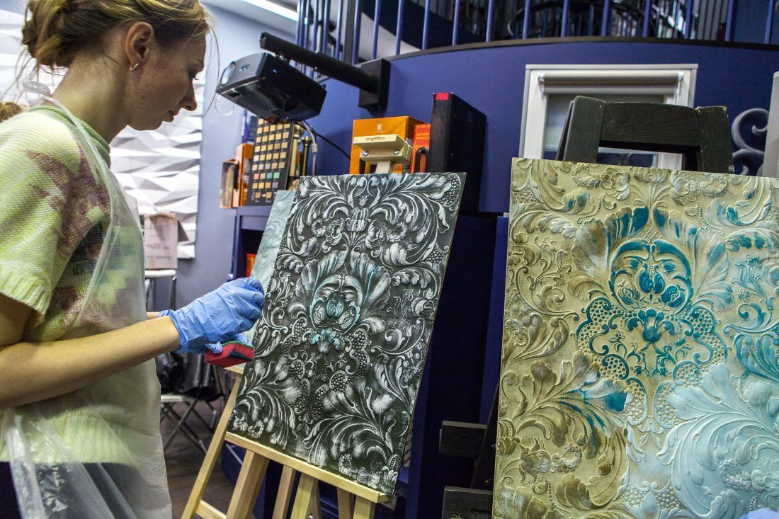 мастер-класс по декорированию настенных покрытий Lincrusta в Центре Дизайна Мануфактура 5 Ампир Декор