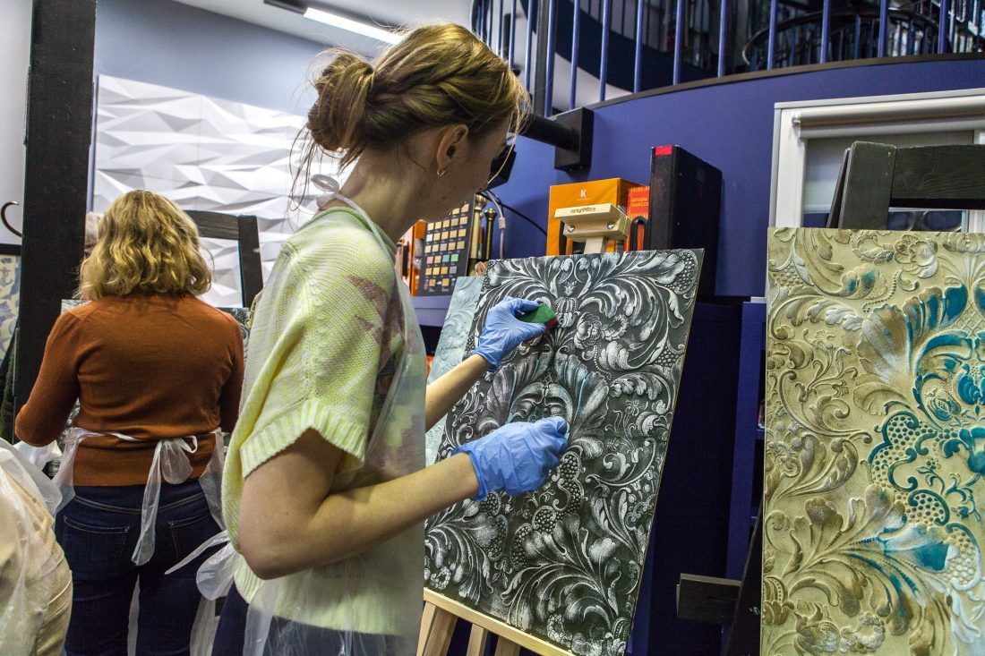 мастер-класс по декорированию настенных покрытий Lincrusta в Центре Дизайна Мануфактура 5 Ампир Декор