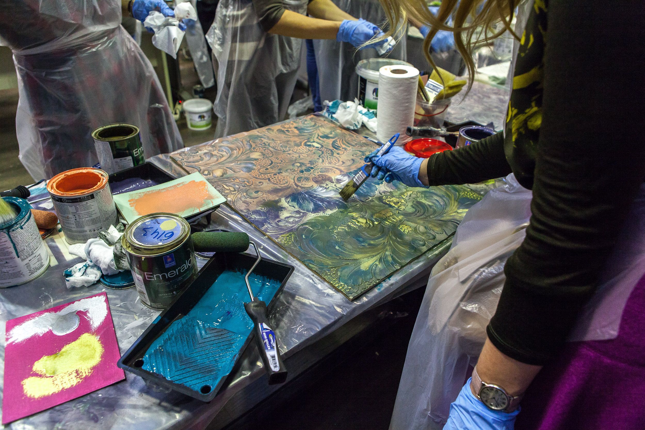 мастер-класс по декорированию настенных покрытий Lincrusta в Центре Дизайна Мануфактура 5 Ампир Декор