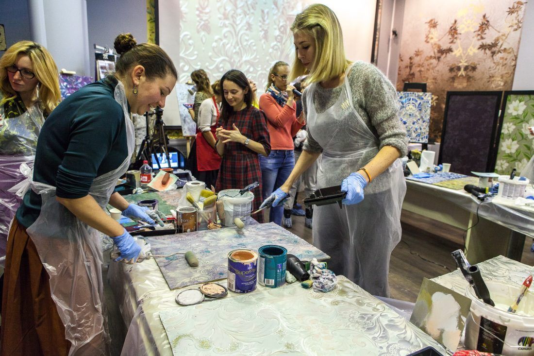 мастер-класс по декорированию настенных покрытий Lincrusta в Центре Дизайна Мануфактура 5 Ампир Декор