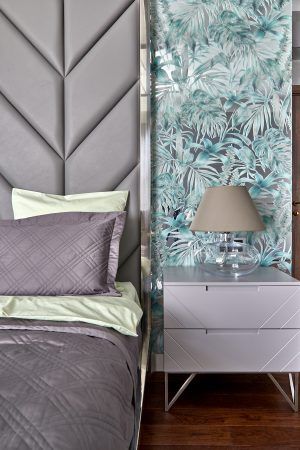 Тропические листья на зеркальных панелях в спальне Стаса Костюшкина