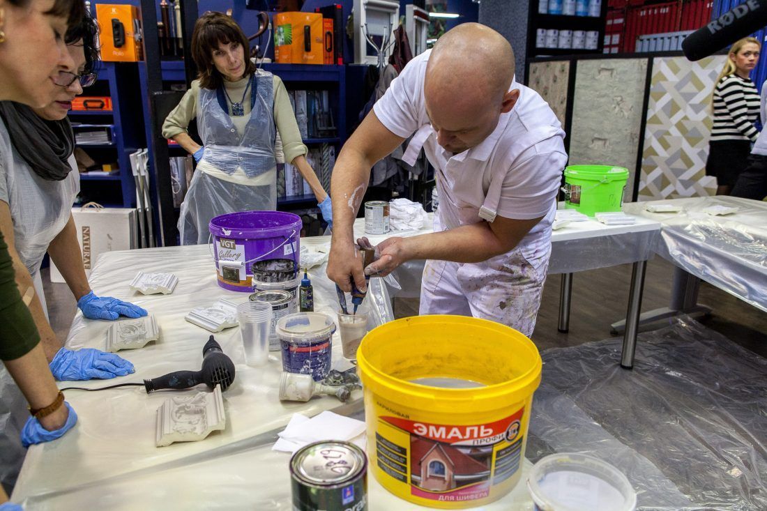 мастер-класс Николая Фетисова по декорированию лепнины в Центре Дизайна Мануфактура 5 Ампир Декор