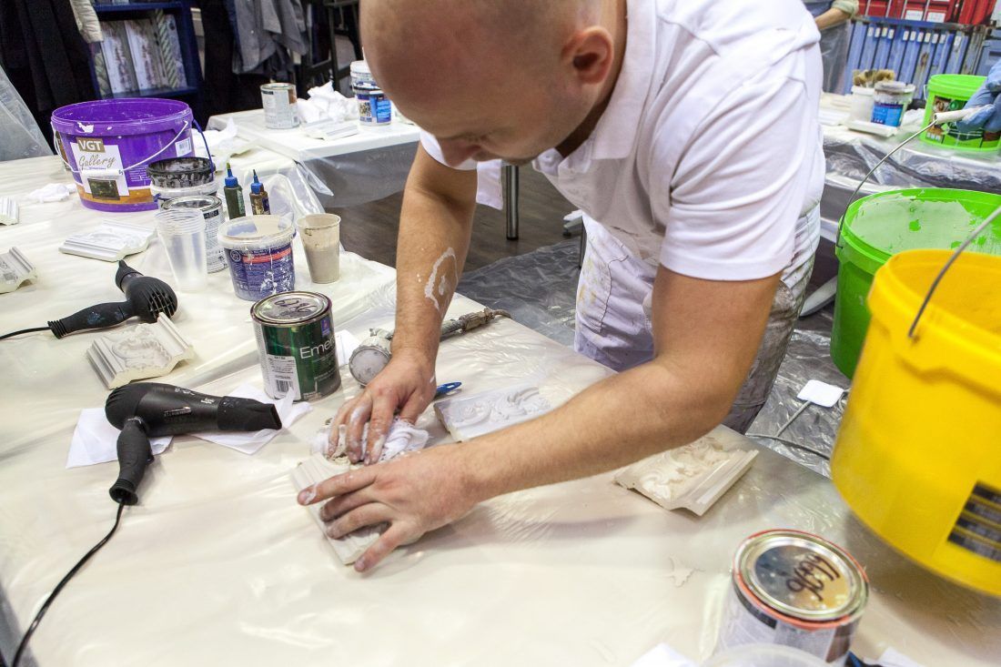 мастер-класс Николая Фетисова по декорированию лепнины в Центре Дизайна Мануфактура 5 Ампир Декор