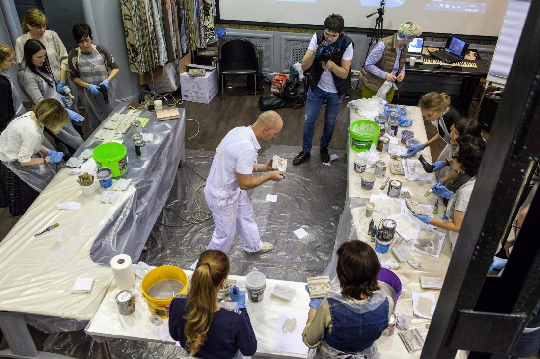 мастер-класс Николая Фетисова по декорированию лепнины в Центре Дизайна Мануфактура 5 Ампир Декор