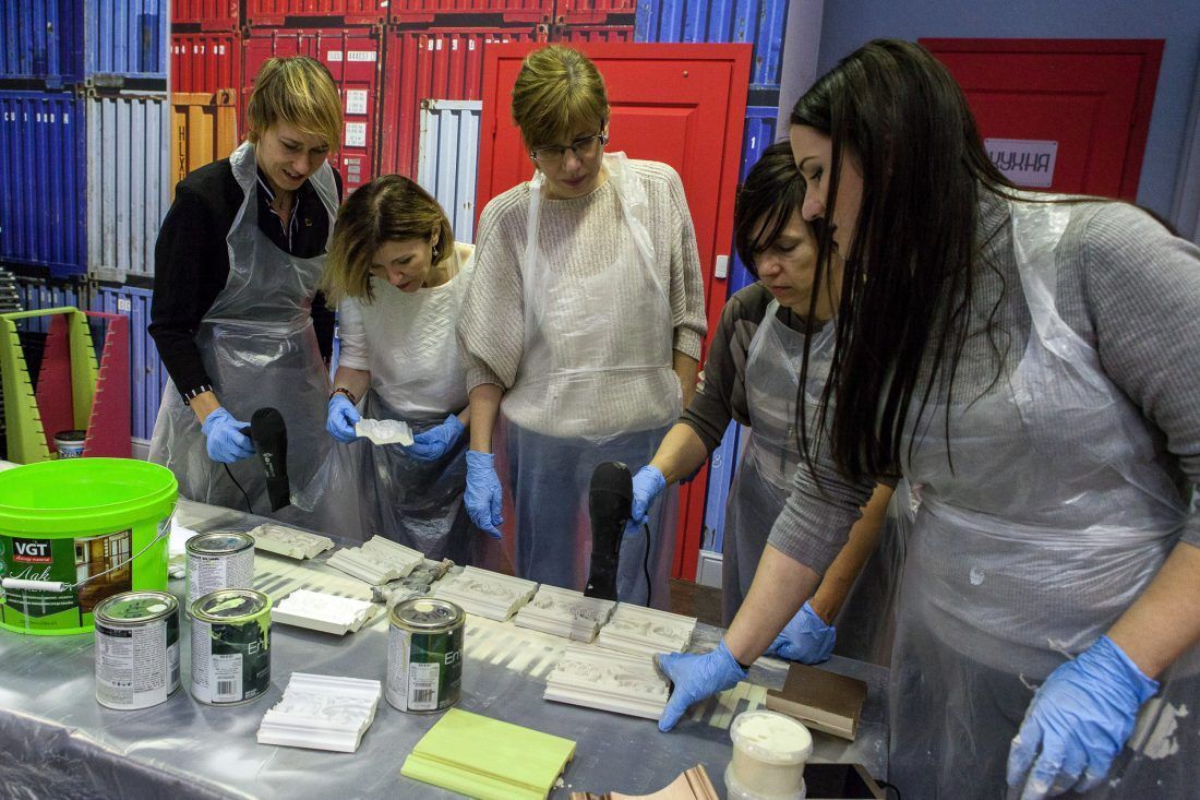 мастер-класс Николая Фетисова по декорированию лепнины в Центре Дизайна Мануфактура 5 Ампир Декор