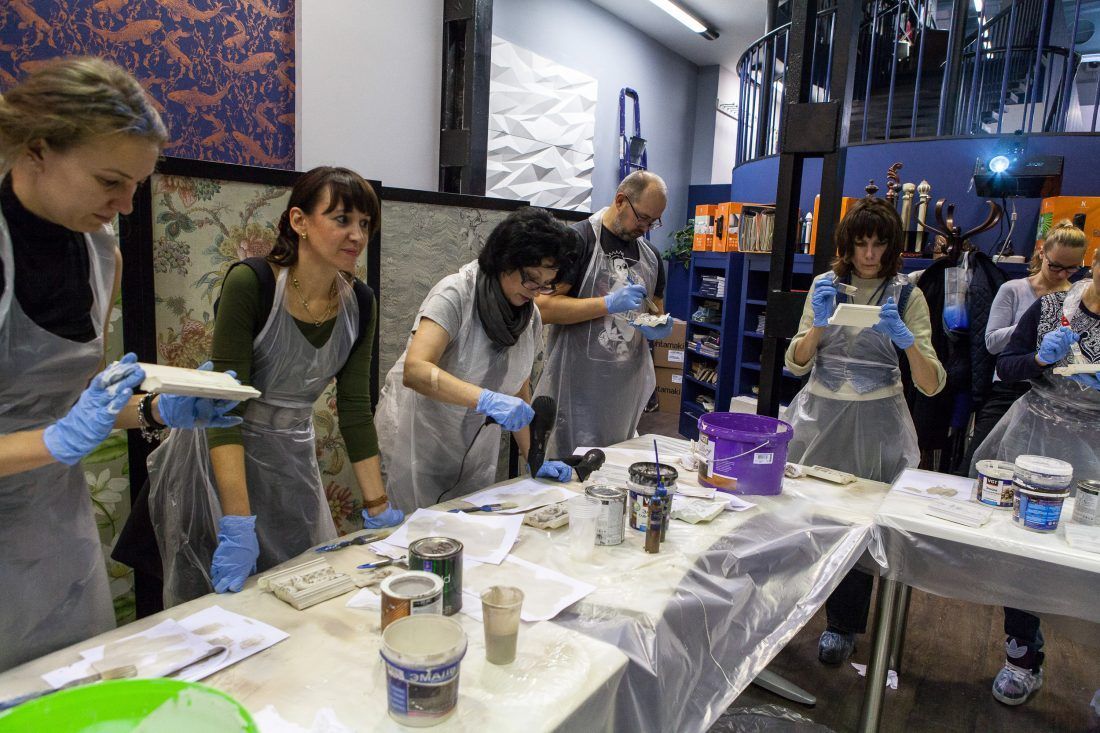 мастер-класс Николая Фетисова по декорированию лепнины в Центре Дизайна Мануфактура 5 Ампир Декор