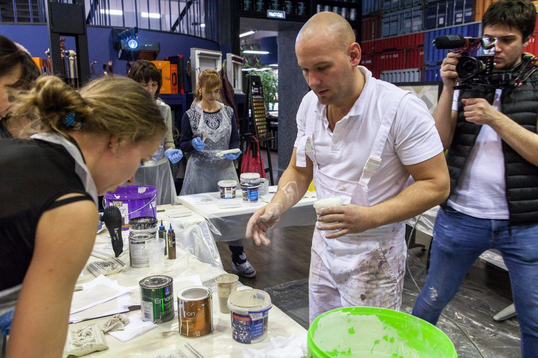 мастер-класс Николая Фетисова по декорированию лепнины в Центре Дизайна Мануфактура 5 Ампир Декор