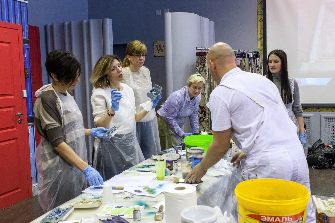 мастер-класс Николая Фетисова по декорированию лепнины в Центре Дизайна Мануфактура 5 Ампир Декор