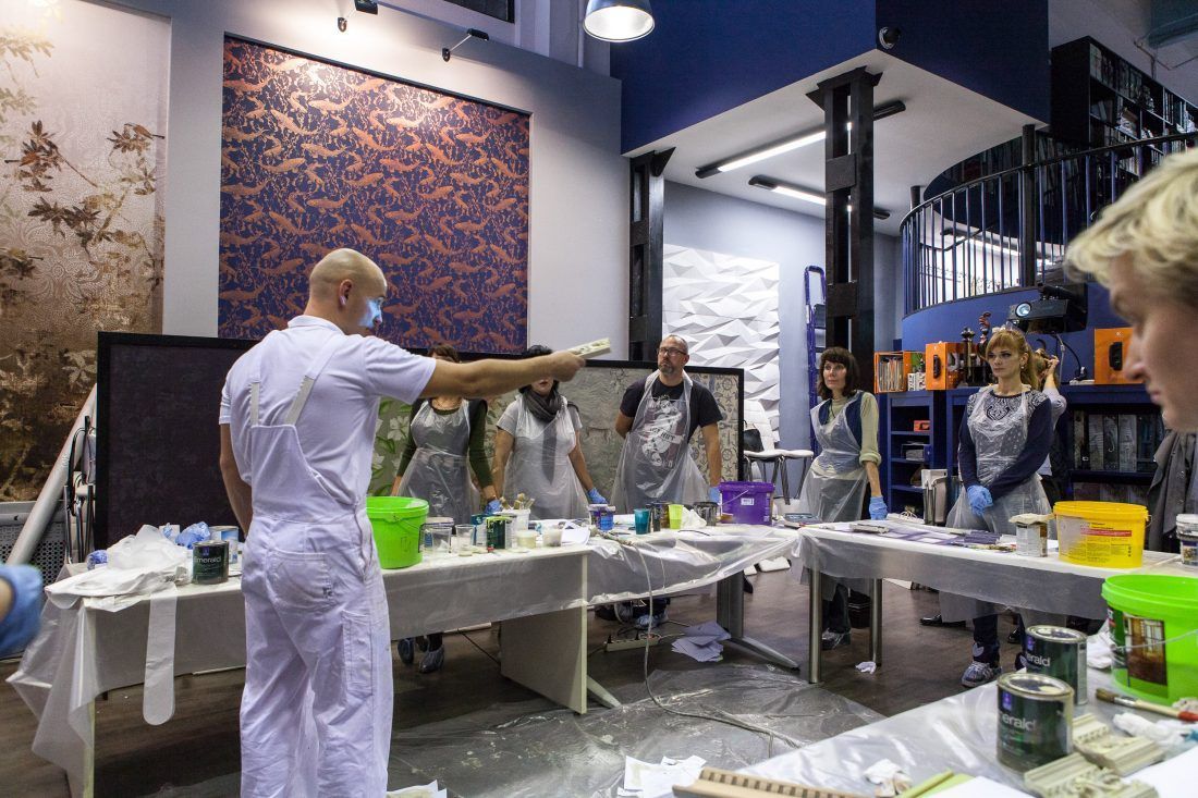 мастер-класс Николая Фетисова по декорированию лепнины в Центре Дизайна Мануфактура 5 Ампир Декор