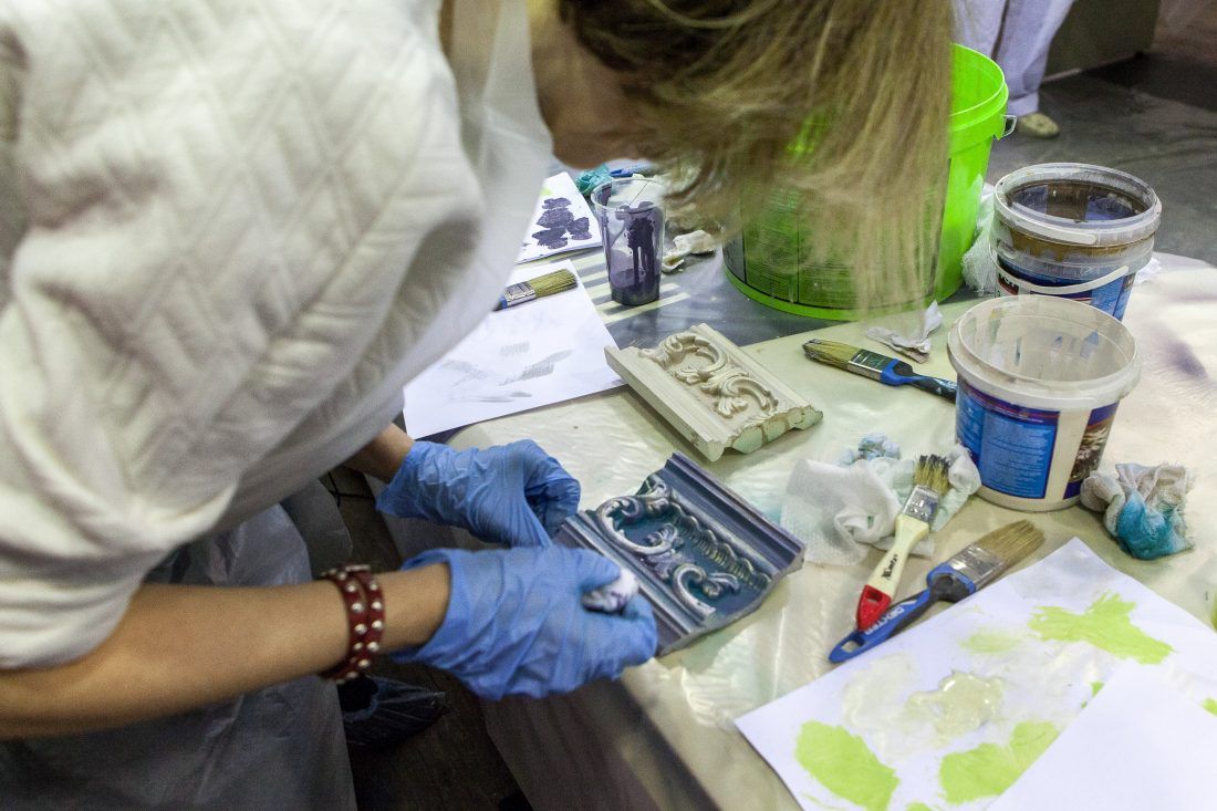 мастер-класс Николая Фетисова по декорированию лепнины в Центре Дизайна Мануфактура 5 Ампир Декор