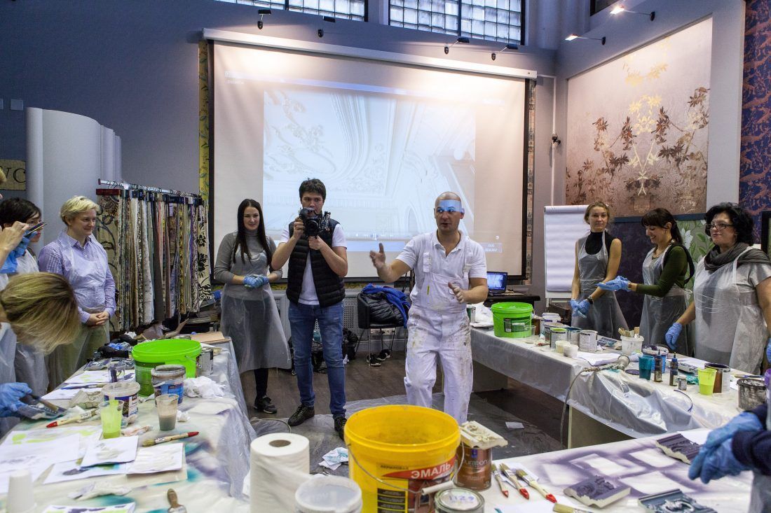 мастер-класс Николая Фетисова по декорированию лепнины в Центре Дизайна Мануфактура 5 Ампир Декор