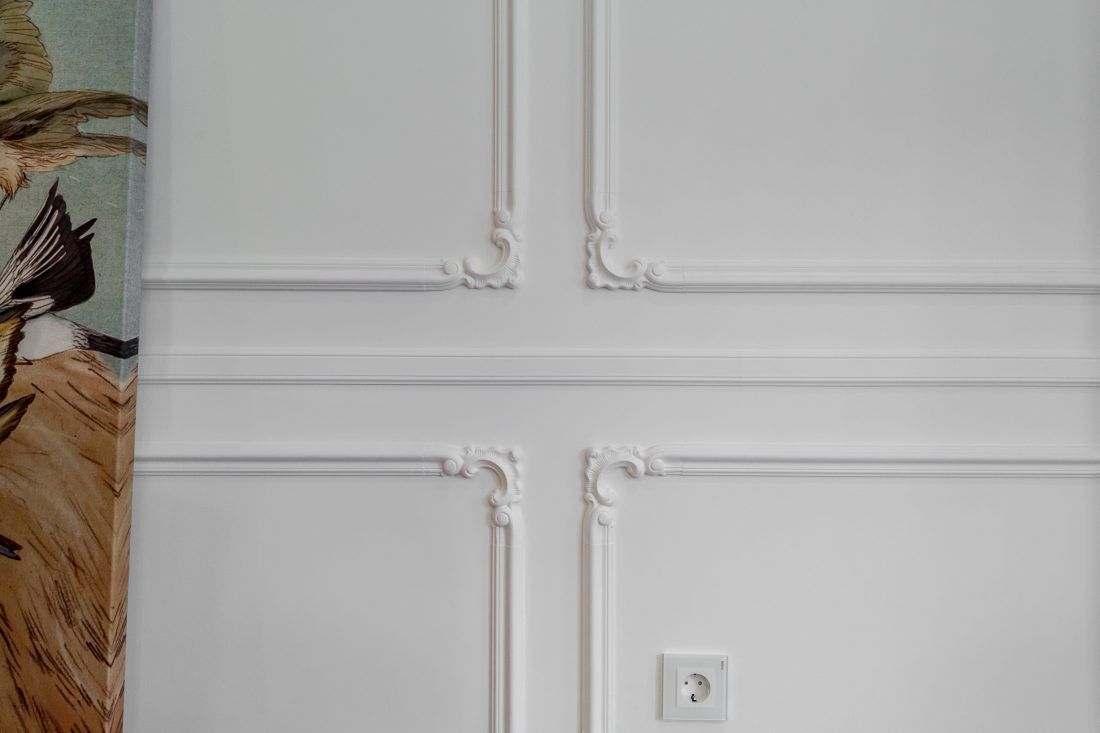 Большие декоративные рамы на стенах из молдингов и угловых элементов