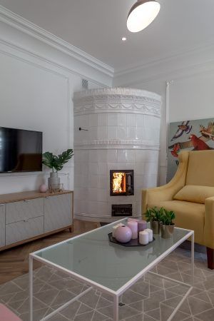 Широкий карниз из полиуретана - превосходное решение для интерьера в парижском стиле.