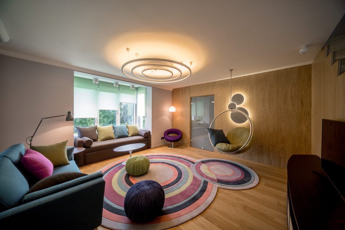 Интерьер гостиной в стиле ретро-футуризма от студии «МАМАдизайн»