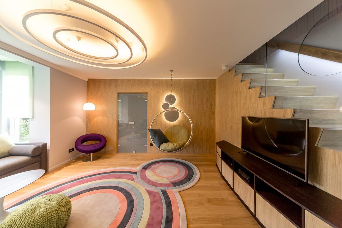 Интерьер гостиной в стиле ретро-футуризма от студии «МАМАдизайн»