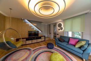 Интерьер гостиной от студии «МАМАдизайн», программа «Дачный ответ»