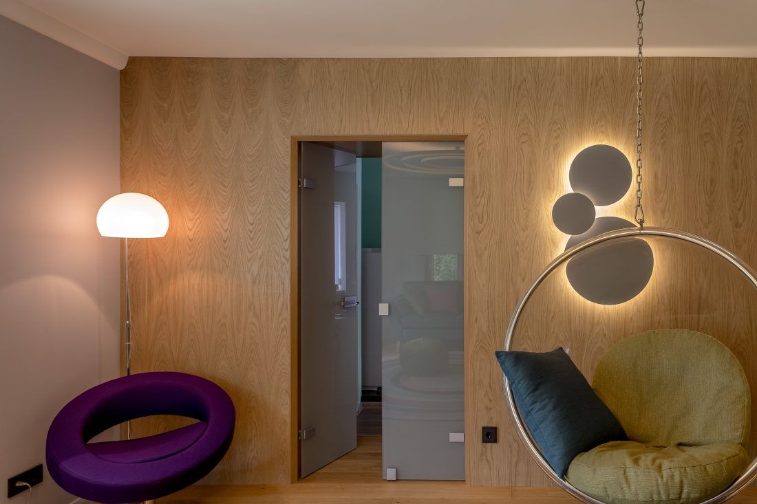 Цвет дуба и мягкое освещение в интерьере от студии «МАМАдизайн»