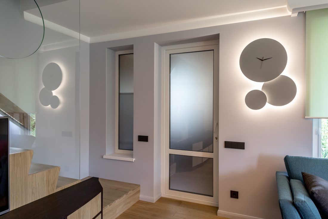 Карниз C373 подчеркивает «космический» интерьер от студии «МАМАдизайн»