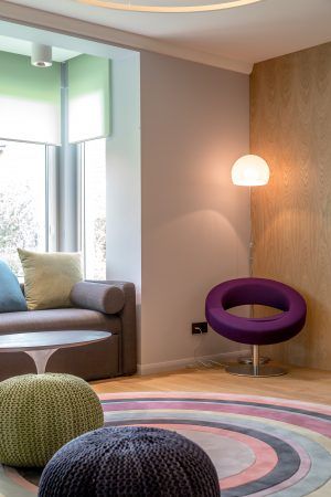 Карниз С373 и плинтус SX125 в интерьере студии "МАМАдизайн", программа "Дачный ответ"