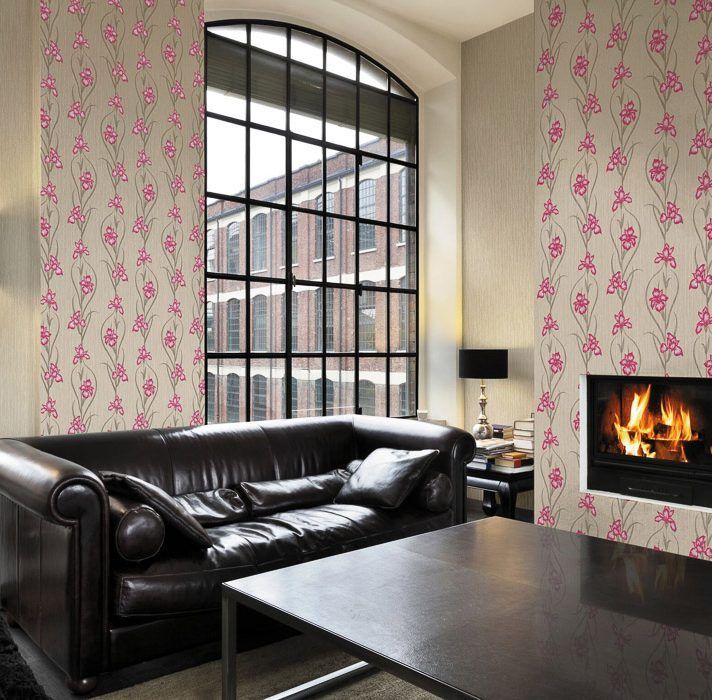 Коллекция Kew, бренд Fardis Обои с ирисами в стиле ручной росписи из коллекции Kew, бренд Fardis