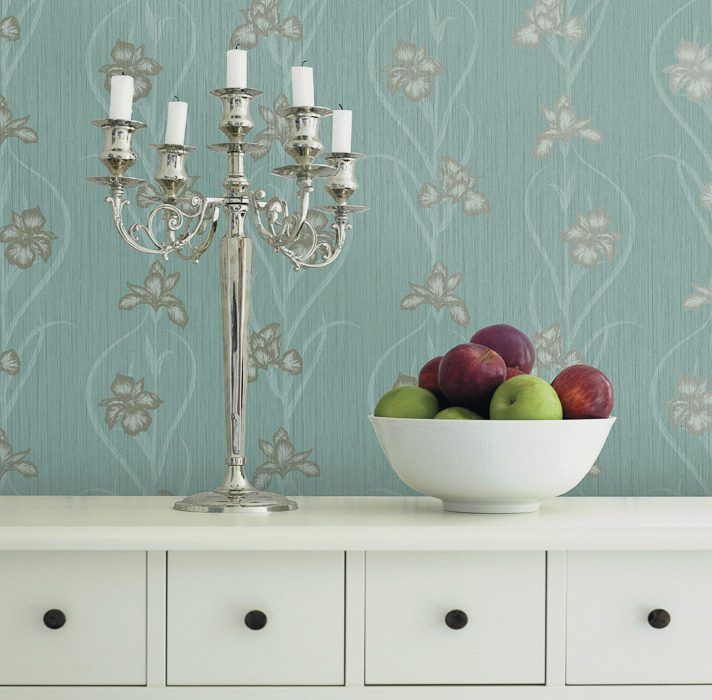 Коллекция Kew, бренд Fardis Обои из коллекции Kew с рисунками ирисов в стиле ручной росписи, бренд Fardis