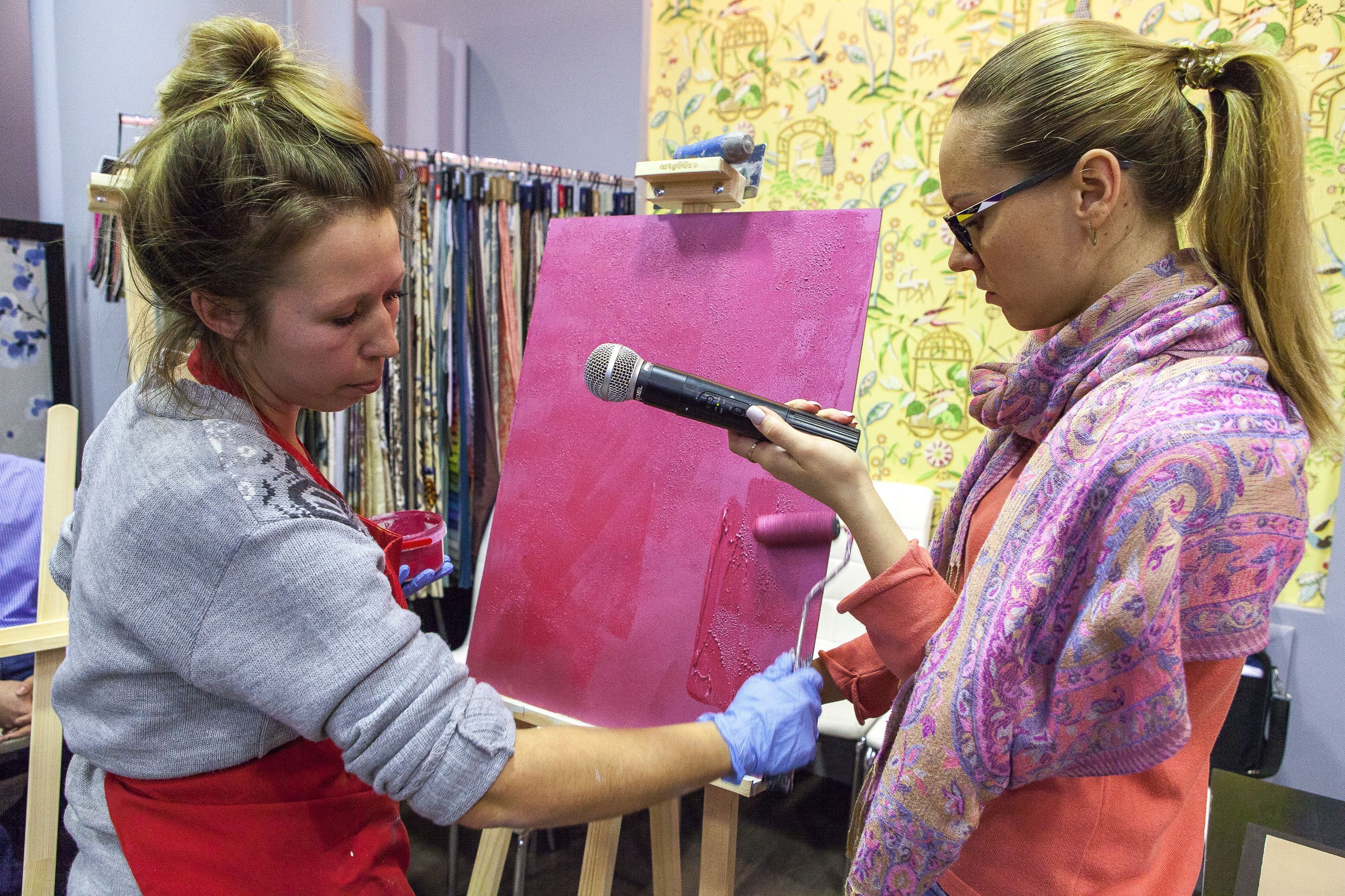 декоративные штукатурки Capadecor технолог-декоратор Юлия Леденева на мастер-классе по работе с декоративными штукатурками Capadecor в Центре Дизайна Мануфактура 5