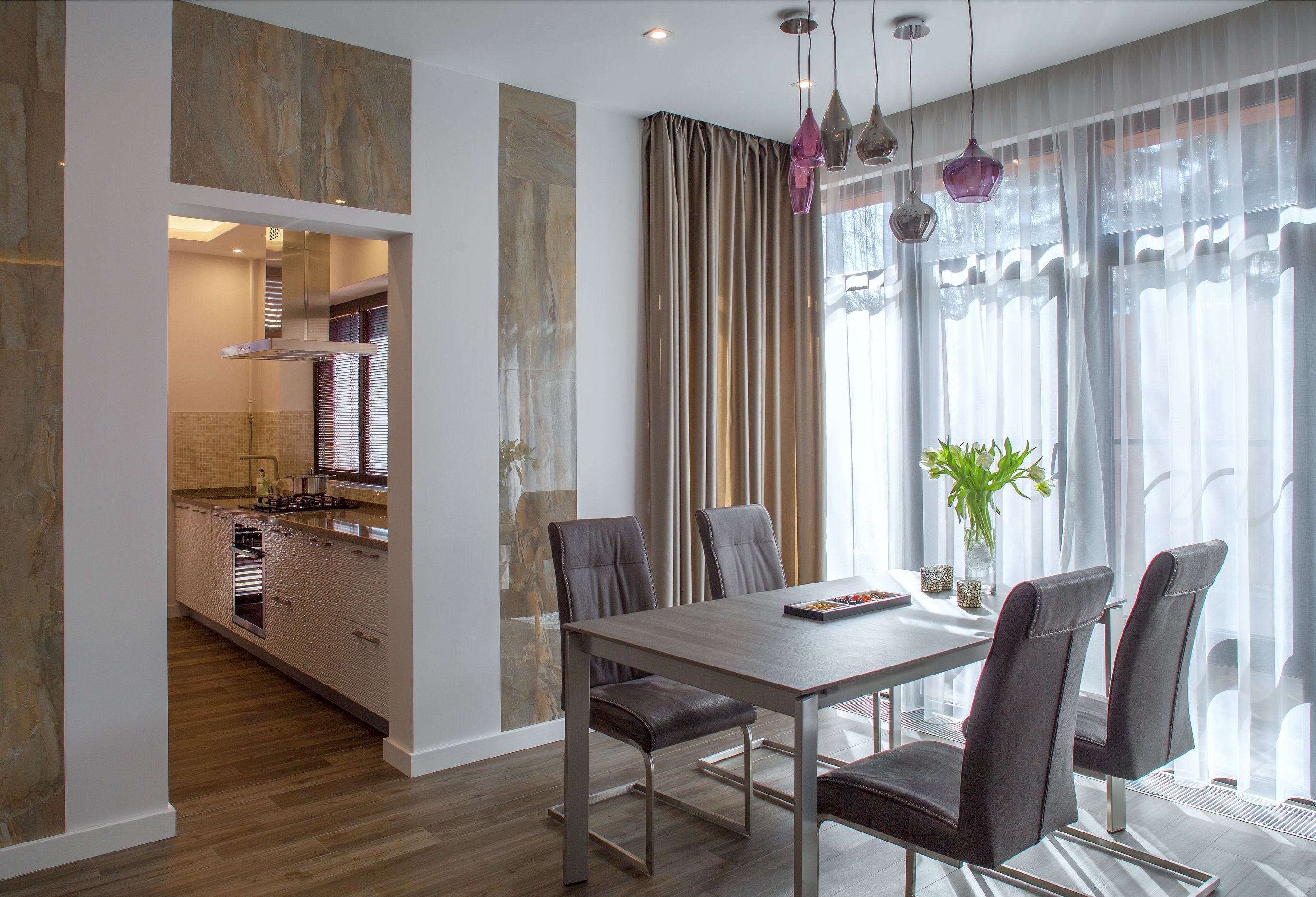 интерьер в стиле минимализм дизайнера Ирины Бажиновой: зона столовой в общей гостиной