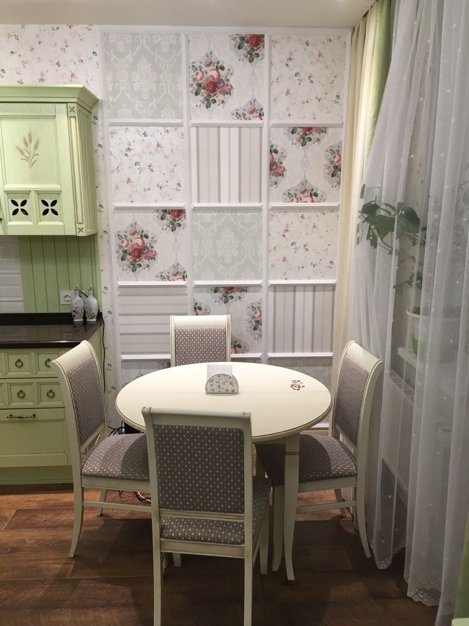 Пример использования разных обоев для интерьеров в стиле прованс, дизайнер Светлана Маслова