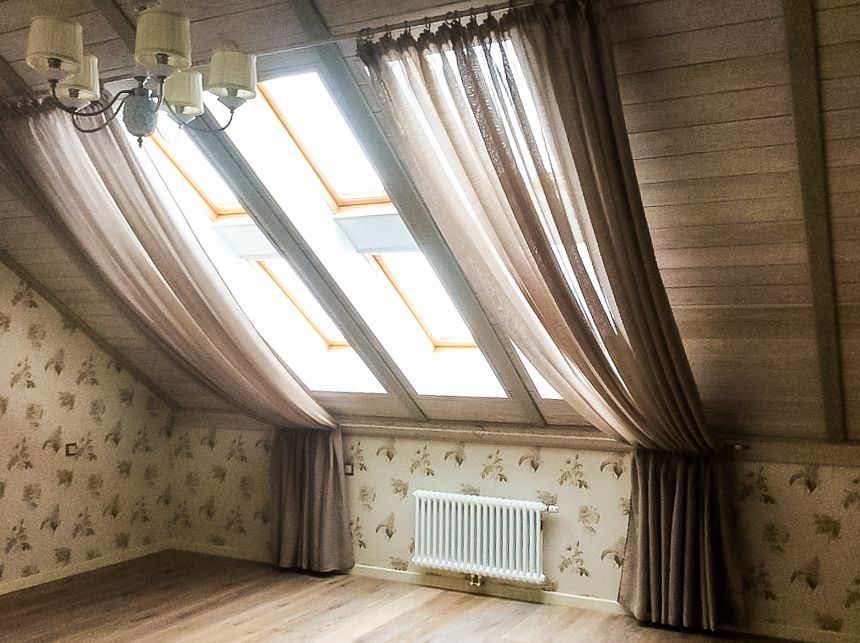 пример текстильного оформления окна с наклоном, дизайнер Ирина Орочко