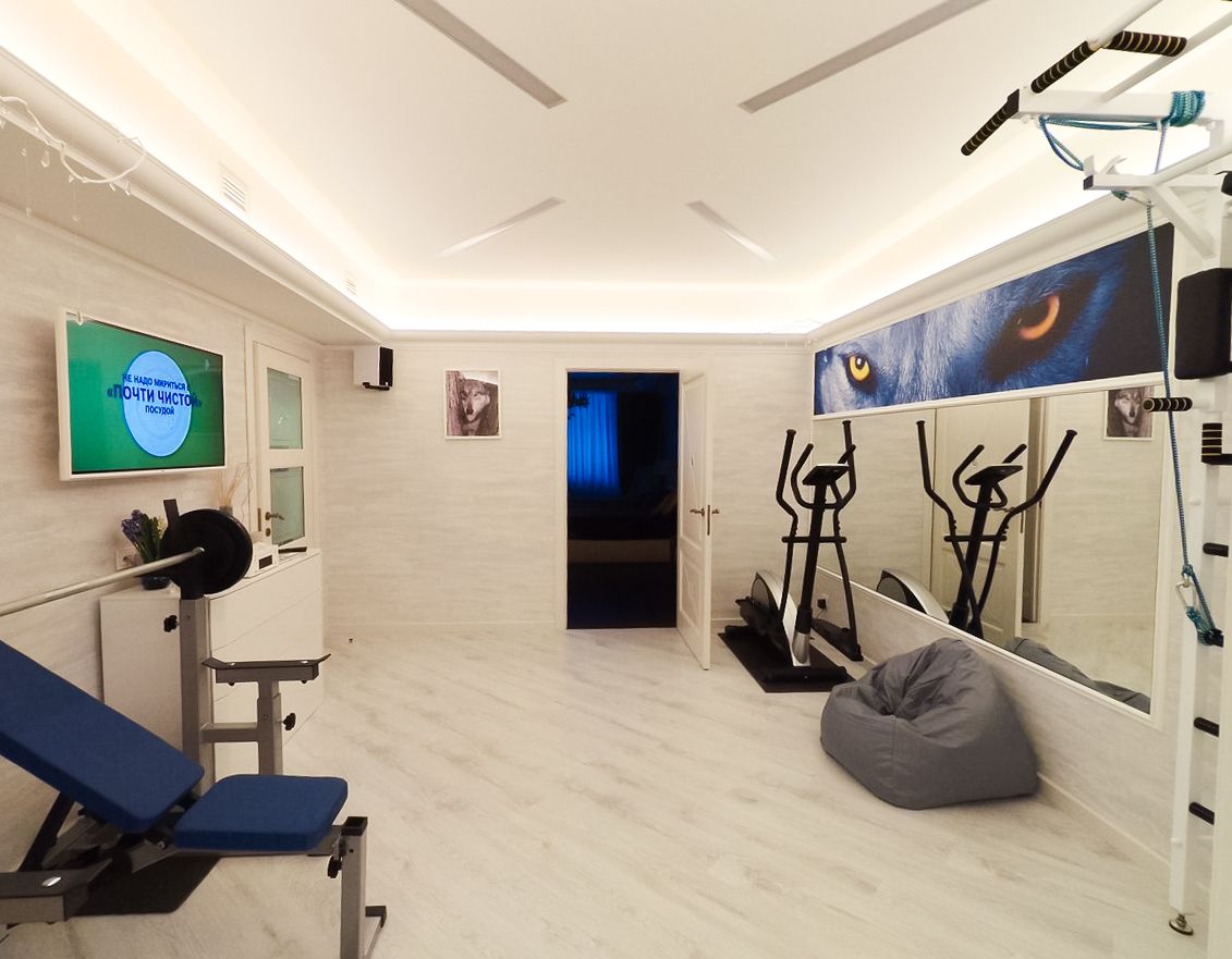 полиграфическое изображение глаз волка и необычный потолок в спортзале