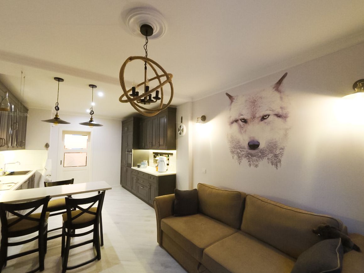монохромное изображение волка не стене в кухне раскрывает тему всего проекта