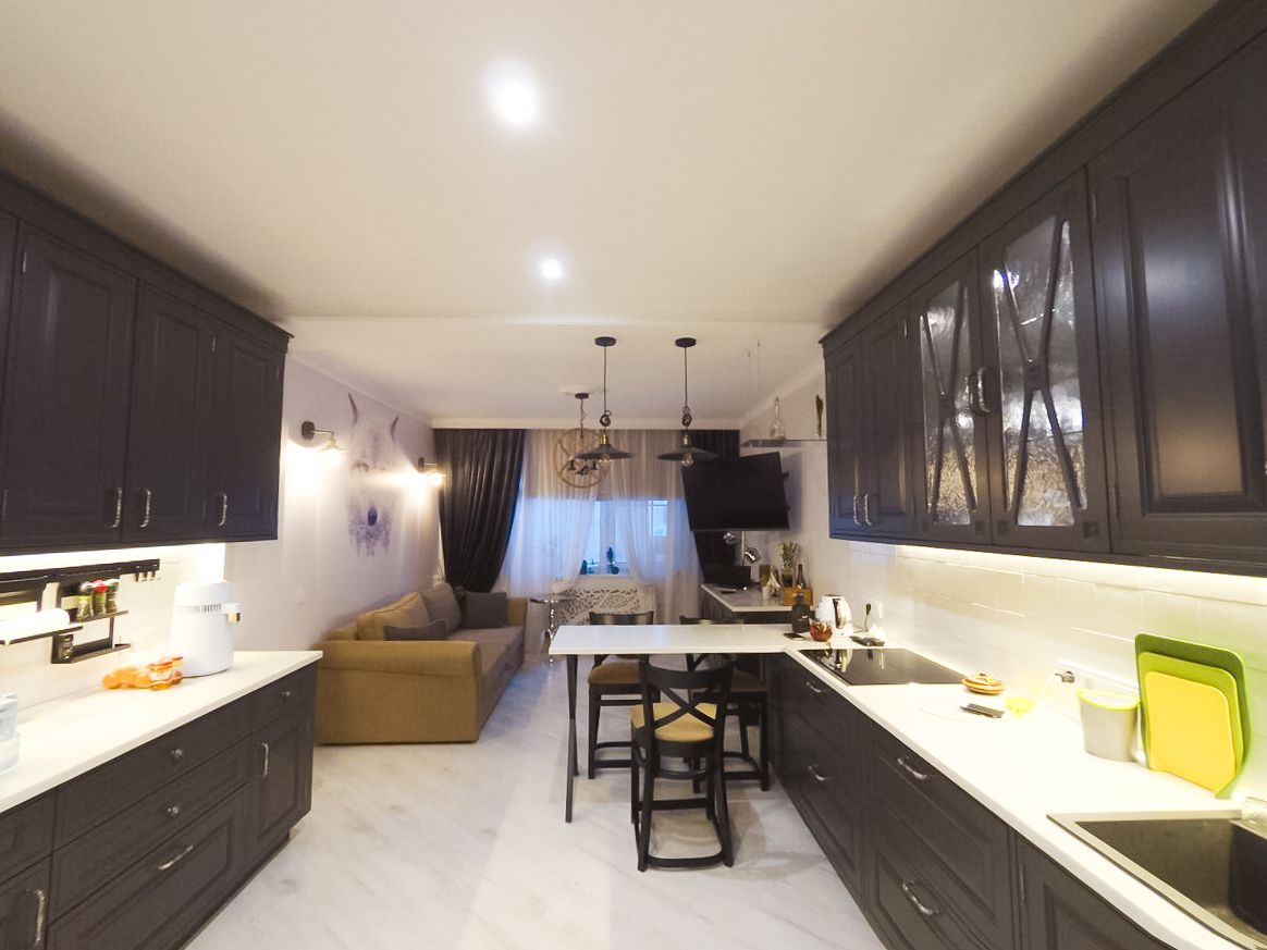 кухня с «мужским» характером: строгие формы в мебели и природные цвета