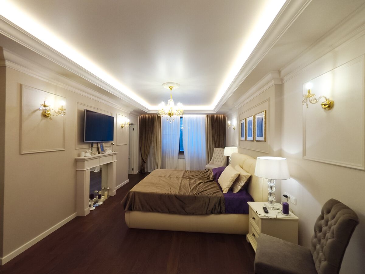 камин и кровать строгих форм для создания интерьера с «мужским» характером