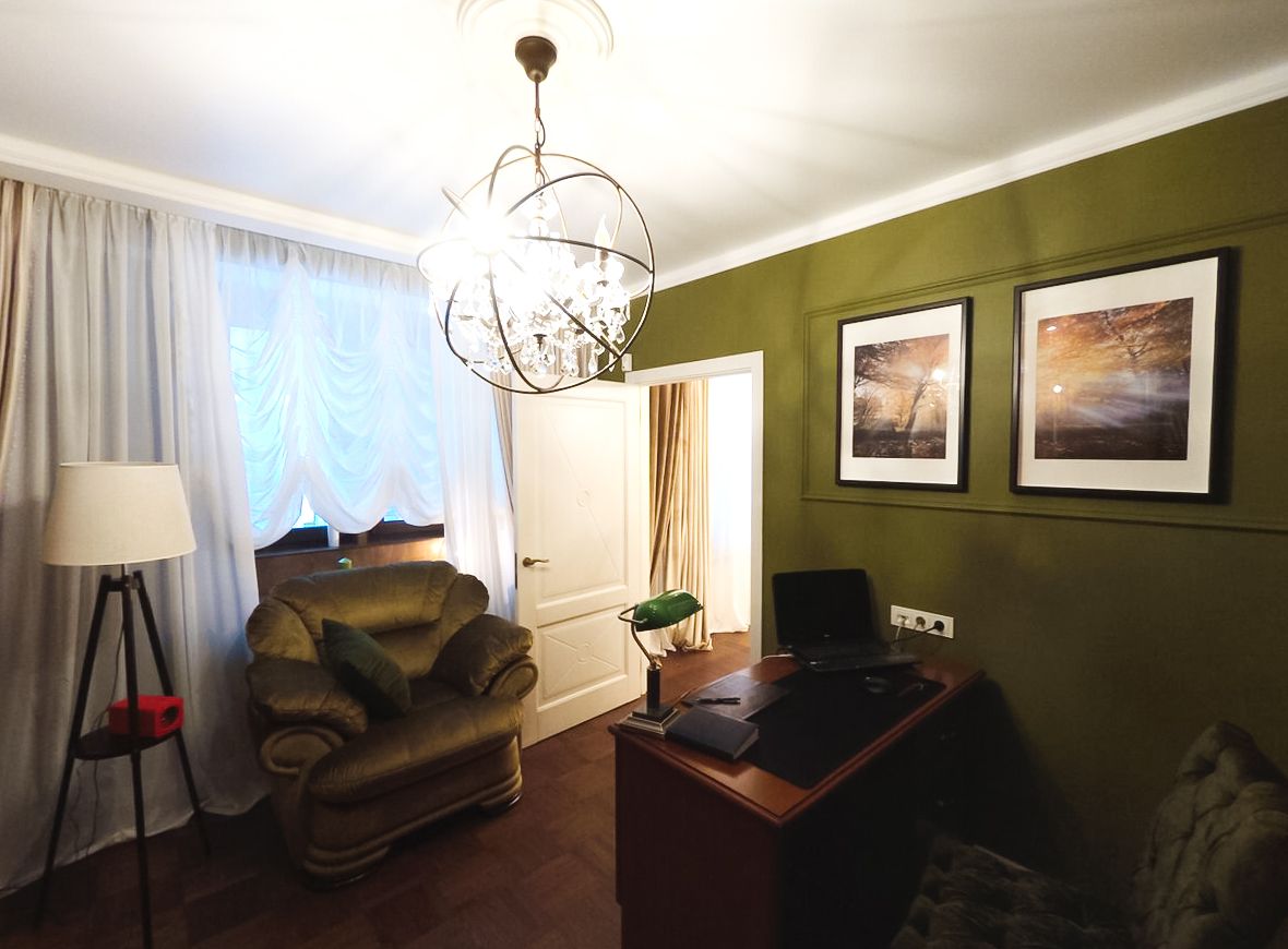 стены кабинета выкрашены в насыщенный цвет молодой травы