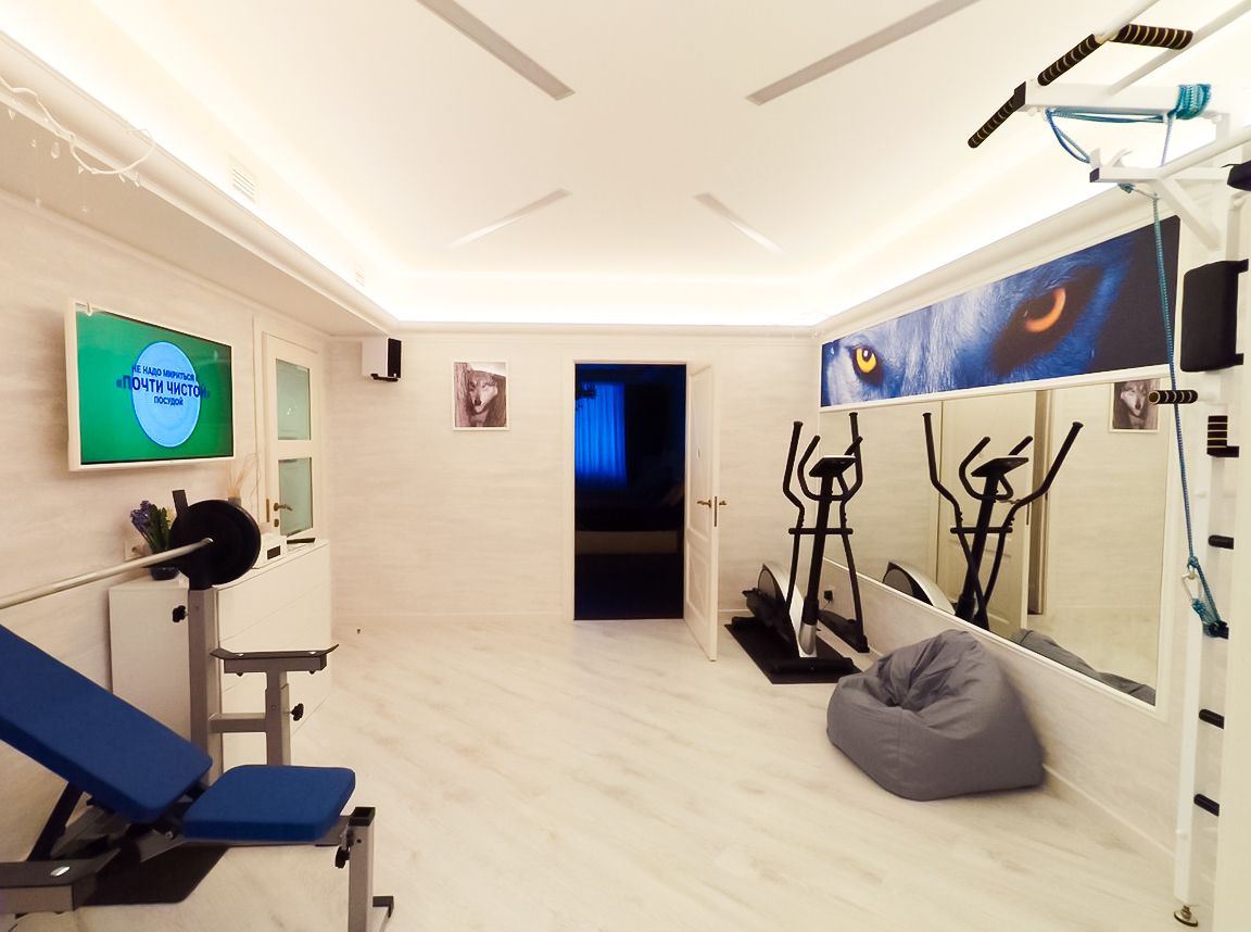 благодаря перепланировке полуметровая балка (слева) превратилась в декоративную часть потолка