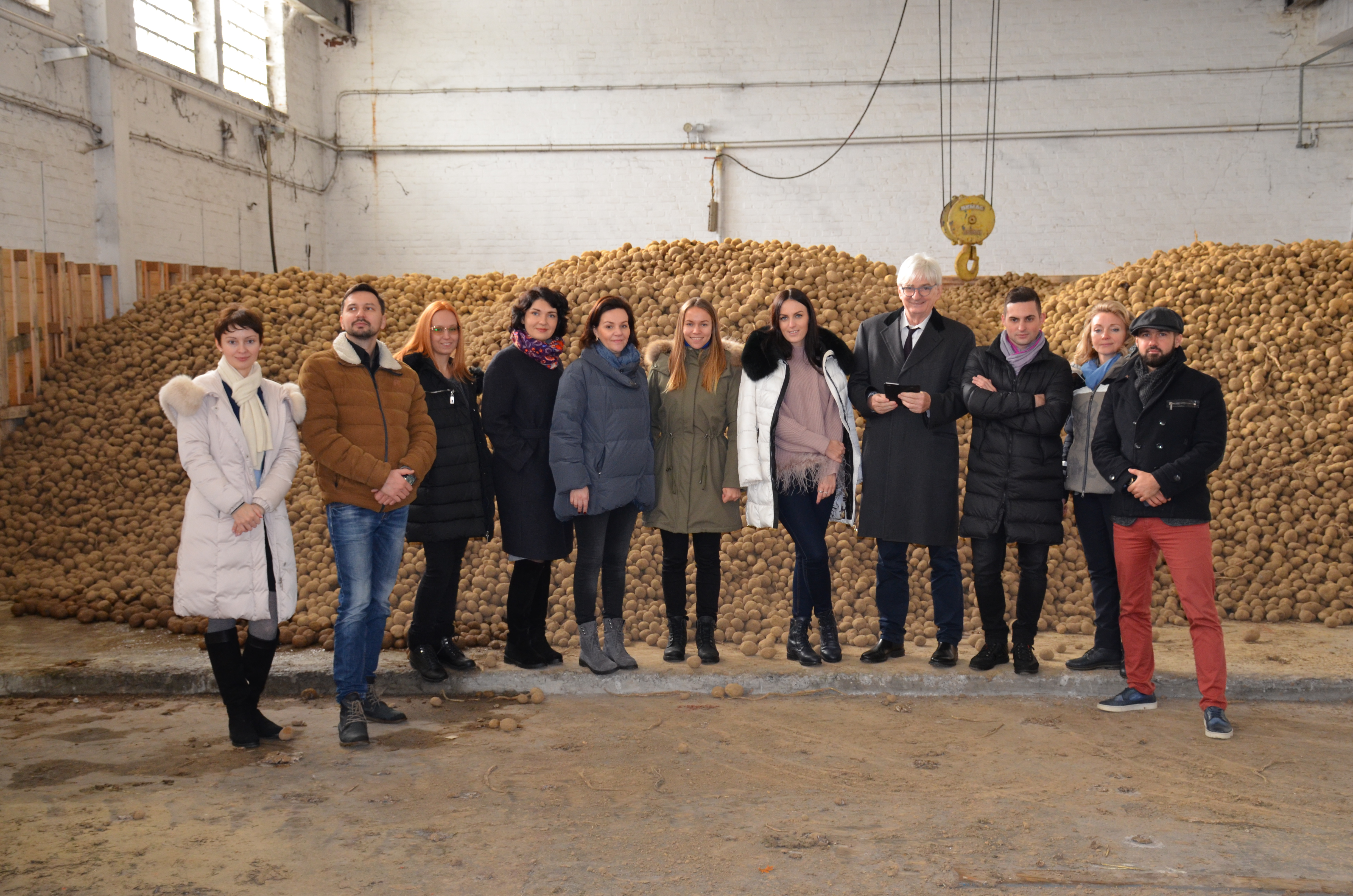 победители конкурса «Обои в современном интерьере» и представители Ампир Декор на фабрике Masureel